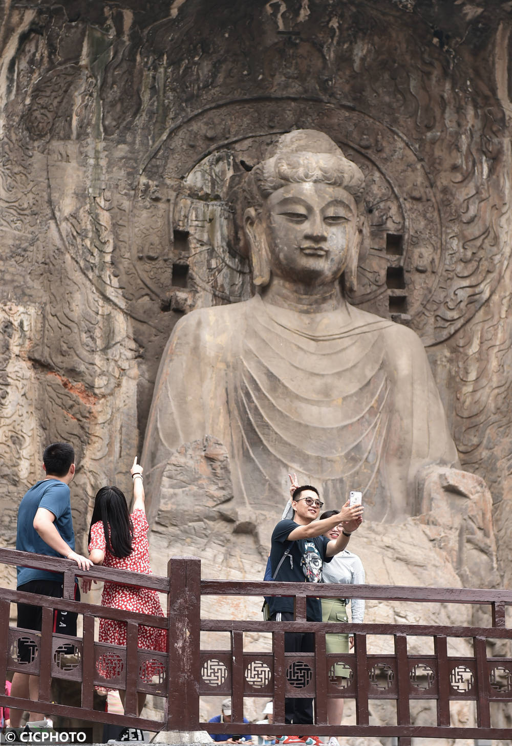 河南洛IM电竞 IM电竞平台阳：赏龙门石窟千年石刻艺术(图6)