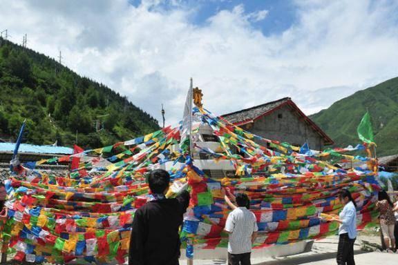 藏传佛教入川第一寺建寺800年一座雕塑令人万分敬仰IM电竞 IM电竞app(图6)