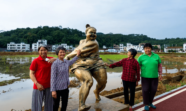 这雕塑有损IM电竞 电子竞技平台中国女性形象？白云机场回应(图3)