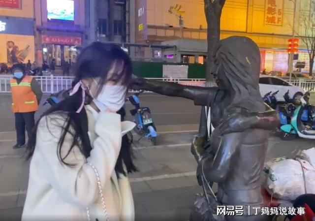 女子与男雕塑深情拥吻疑似精神失常知情人士：好闺IM电竞 电子竞技平台蜜背叛了她(图6)