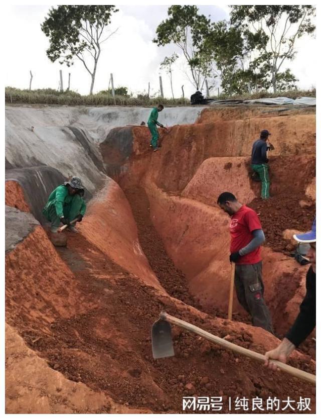 艺术家在山坡建造33IM电竞 IM电竞app米女性私处雕塑为女性呐喊画面感十足！(图2)