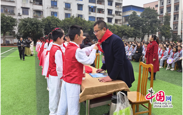 最特别的礼物！宜宾南溪红军小学多了个“小红军IM电竞 IM电竞平台雕像”(图2)