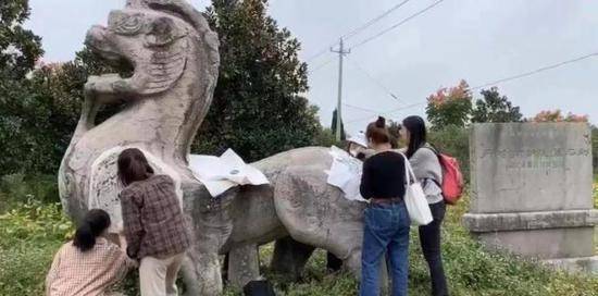 IM电竞 IM电竞平台盗拓国宝南朝石刻千年历史文物遭破坏象牙塔素质教育的缺失？(图2)