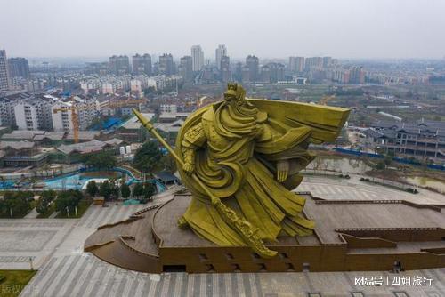 荆州一巨型雕塑耗资上亿只为博人眼球破IM电竞 电子竞技平台坏古城风貌后被拆除(图5)