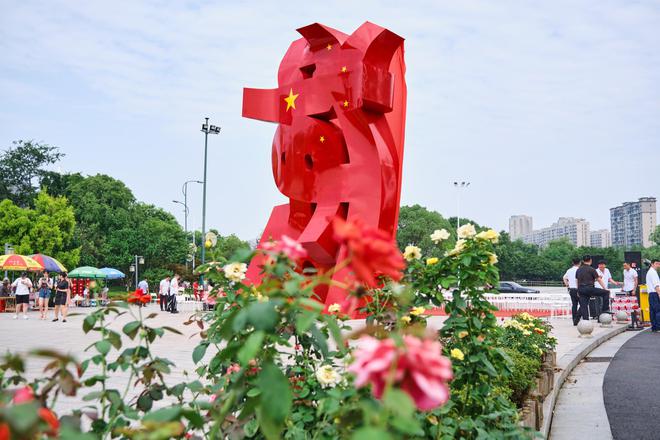 巨型雕塑揭幕李自健美术馆又添新景(图2)