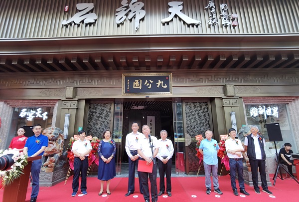 庆祝建百年青田石雕大师精品上IM电竞 IM电竞平台海展在普陀区举行(图1)