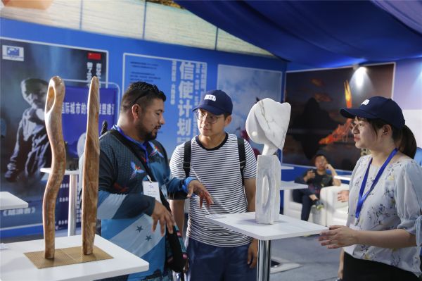 IM电竞 电子竞技平台“中国·呼兰漂浮的雕塑公园暨国际雕塑艺术季”新闻媒体日活动在哈尔滨呼兰区举行(图1)