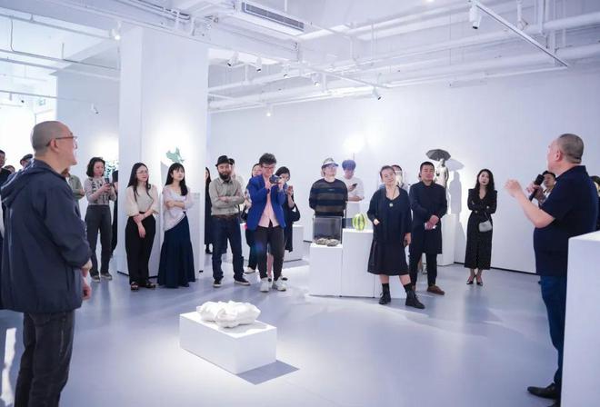 IM电竞 IM电竞平台一场存在与无常之旅丨“收汗——李占洋雕塑作品展”开幕回顾(图6)