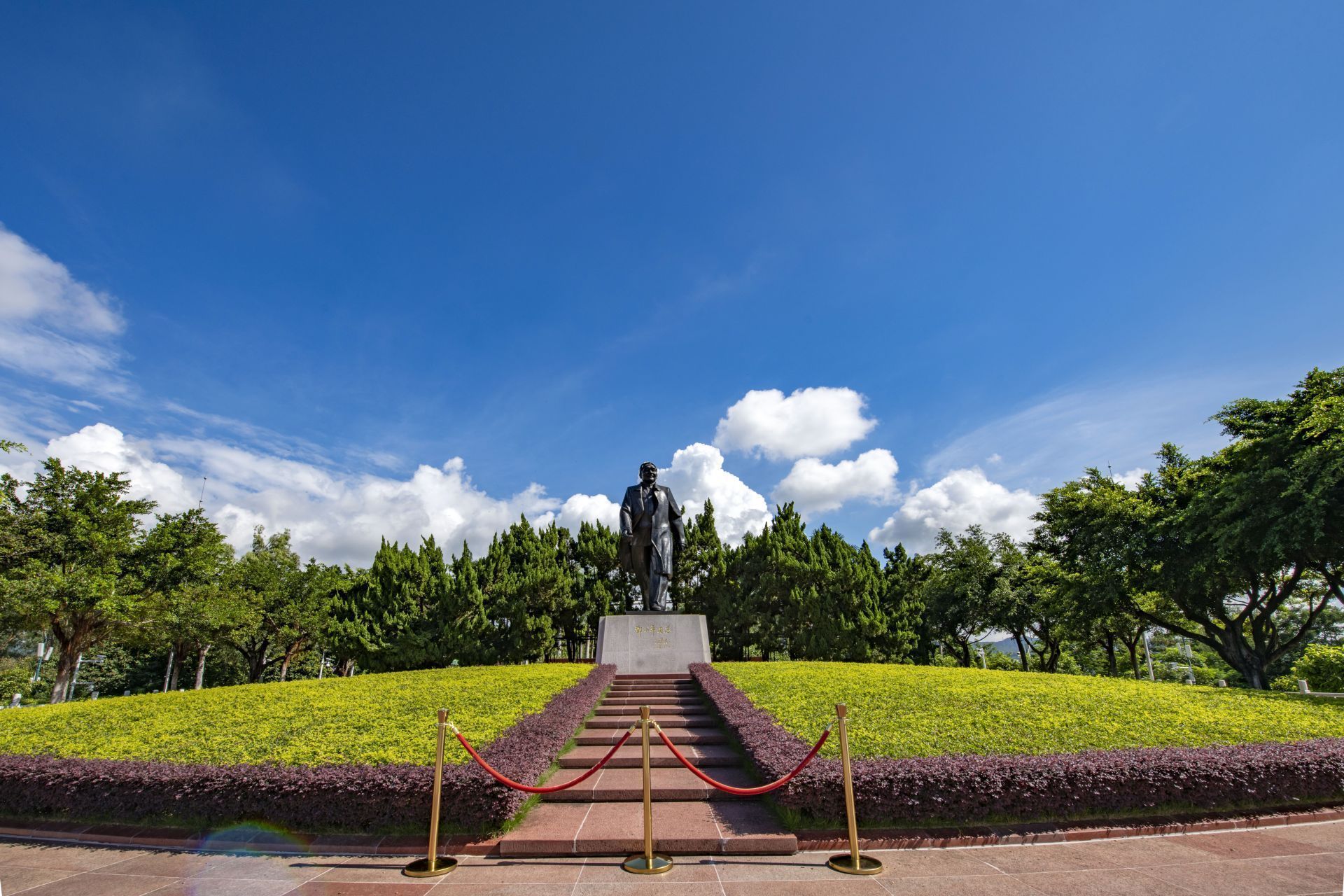 IM电竞 IM电竞平台曾兄靓声·行走的雕塑特辑①｜春天的行走——莲花山塑像(图4)